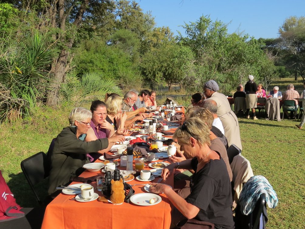 Südafrika mit Kindern - Makutsi - Südafrika Familienreise - Frühstück in der Natur