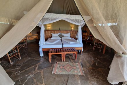 Kenia for family individuell deluxe - Tsavo West Nationalpark - Severin Safari Camp - Zelt Innenansicht