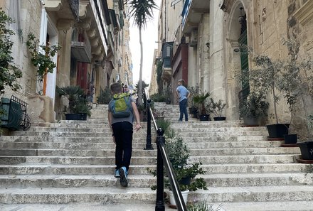 Malta Familienreise - Malta for family - Rallye durch Valletta - Kind auf Schnitzeljagd in Valletta