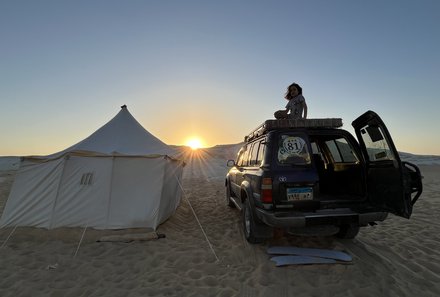 Junge steht auf einem Jeep in der Weißen Wüste – Ägypten Reise mit Kindern