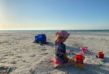Mexiko mit Kindern - Mexiko Urlaub mit Kindern - Kinder spielen am Strand von Holbox