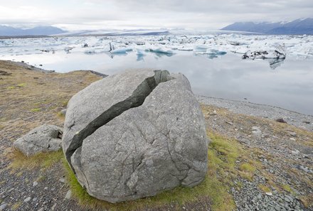 Island Familienreise - Island for family - Gletscherlagune Jökulsárlón - Gespaltener Stein