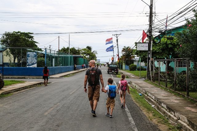 Fernreisen mit Kindern - Eindrücke und Erfahrungen - Familie reist in fremdes Land