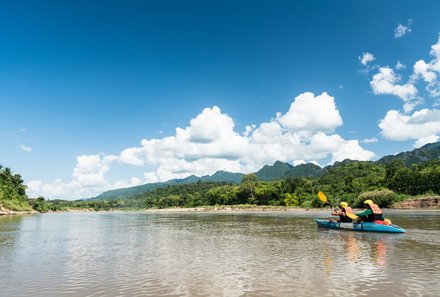 Laos und Vietnam Familienreise - Laos und Vietnam Reise mit Kindern - Kajak fahren auf dem Fluss in Laos