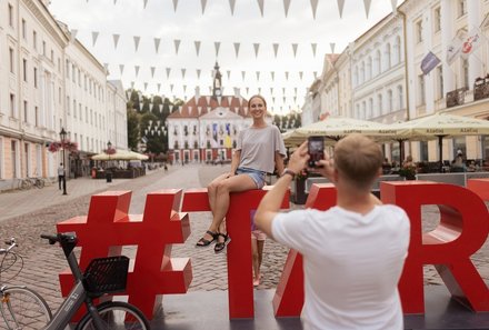 Baltikum for family individuell - Baltikum Familienreise mit Kindern - Estland - Tartu - Leute machen Bilder