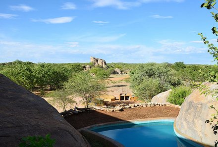 Namibia mit Kindern - Namibia individuell - Blick auf den Pool einer Unterkunft