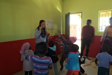Namibia mit Jugendlichen - Kinder spielen mit Seifenblasen im Waisenhaus