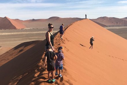 Namibia mit Kindern - Namibia individuell - Familie wandert auf Dünen