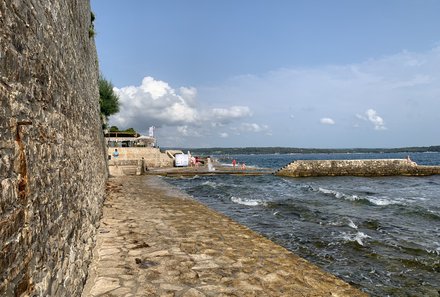 Kroatien mit Kindern - Kroatien for family - Novigrad - Stadtmauer am Meer