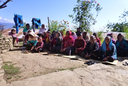 Nepal mit Kindern - Spendenprojekt For Family Reisen - Milijuli Frauengruppe sitzen