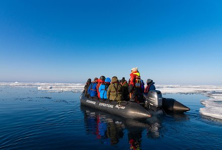 Familienreise Arktis - Arktis Reise mit Jugendlichen - Erkundungen im Zodiac