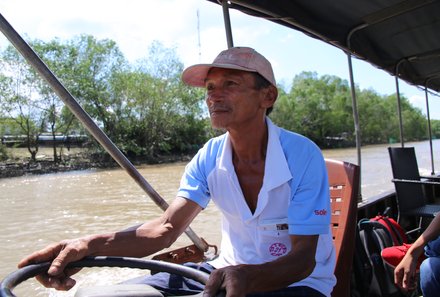 Vietnam & Kambodscha Familienreisen - Mann steuert Boot