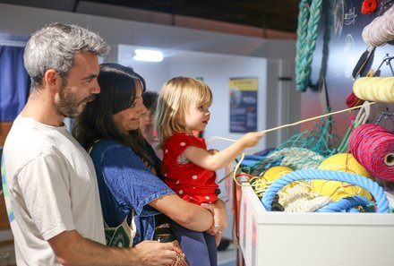 Bretagne Familienreise - Bretagne mit Kindern - Familie mit Kind besucht Haliotika Fischerei