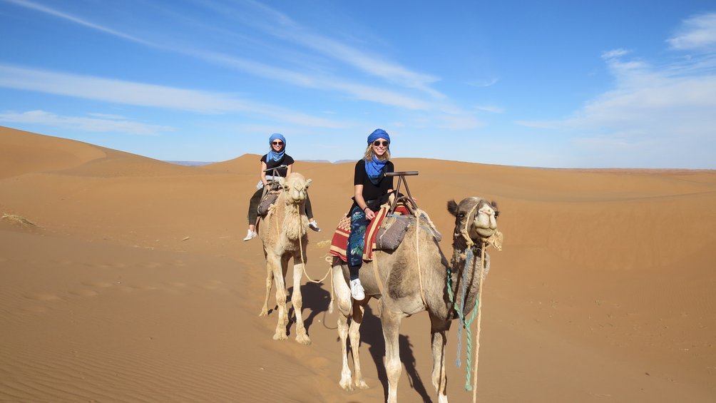 Marokko Rundreise für Familien - Erfahrungsbericht Marokko mit Teeangern - In der Wüste auf Kamelen