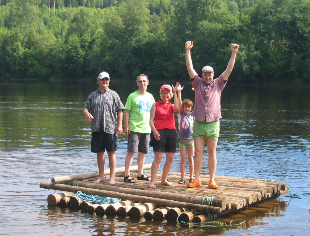 Schweden mit Kindern - Familie macht eine Floßfahrt