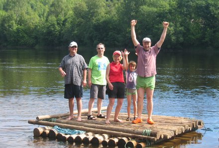 Schweden Fernreisen mit Kindern - die beliebtesten Familienreisen von For Family Reisen - Familie auf Holz-Floß