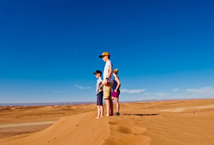 Marokko mit Kindern - Marokko for family - Kinder sehen auf den Dünen der Sahara