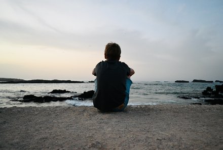 Marokko Family & Teens - Marokko mit Jugendlichen - Kind sitzt am Strand