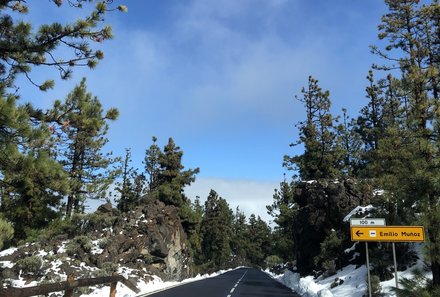 Teneriffa Familienurlaub - Teneriffa for family - Fahrt durch den Teide Nationalpark im Winter - Schnee am Straßenrand