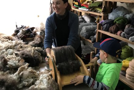 Georgien Familienreise - Georgien individuell - Frau beim Filzfiguren basteln