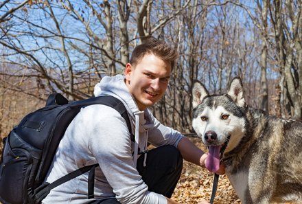 Finnland mit Kindern - Finnland Urlaub mit Kindern - Familienurlaub Finnland - Junge mit Huskys