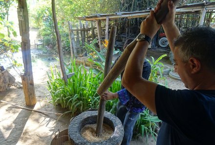 Laos und Vietnam Familienreise - Laos und Vietnam Reise mit Kindern - Reisanbau mit Einheimischen