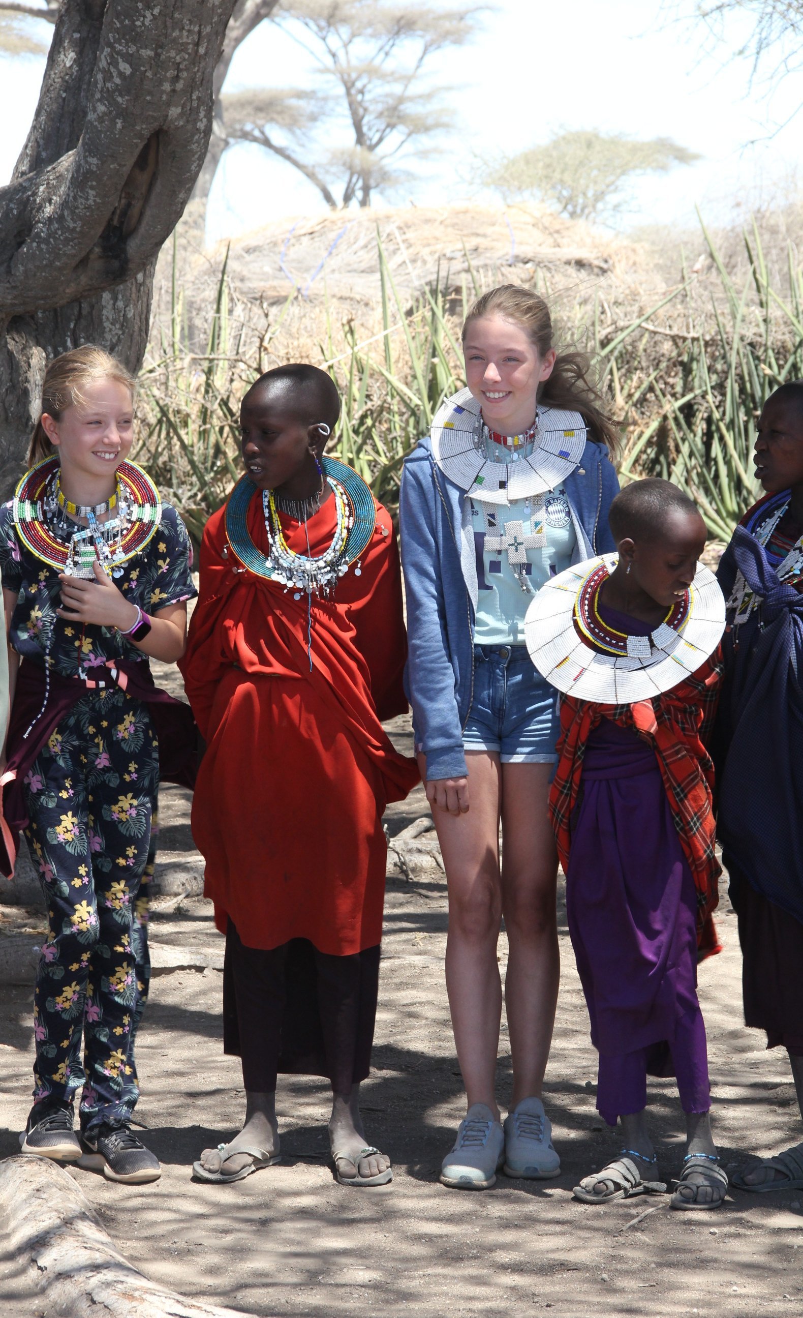 Tansania mit Kindern - Tansania Urlaub mit Kindern - Kinder mit Massai-Kindern