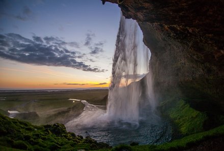 Island Familienreise - Island for family - Spaziergang hinter den Wasserfall Seljalandsfoss
