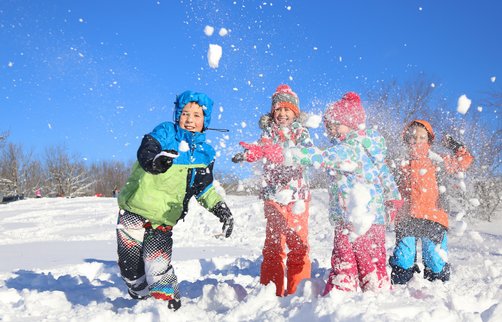 Europareisen für Familien - Estland Familienurlaub - Estland Winter for family - Kinder bei Schneeballschlacht