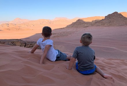Jordanien Rundreise mit Kindern - Jordanien for family - Kinder im Wadi Rum 