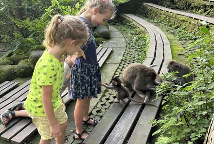 Bali mit Jugendlichen - Java & Bali Family & Teens - Mädchen mit Affen