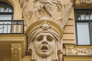 Baltikum for family - Riga - Jugendstilarchitektur mit Gesichtern