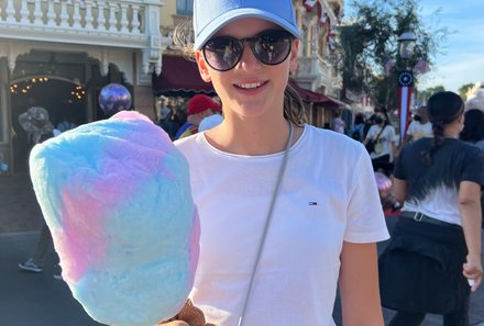 USA Südwesten mit Kindern - USA Westküste for family individuell - Abenteuer im Wilden Westen - Los Angeles - Disneyland Anaheim - Mädchen mit Zuckerwatte