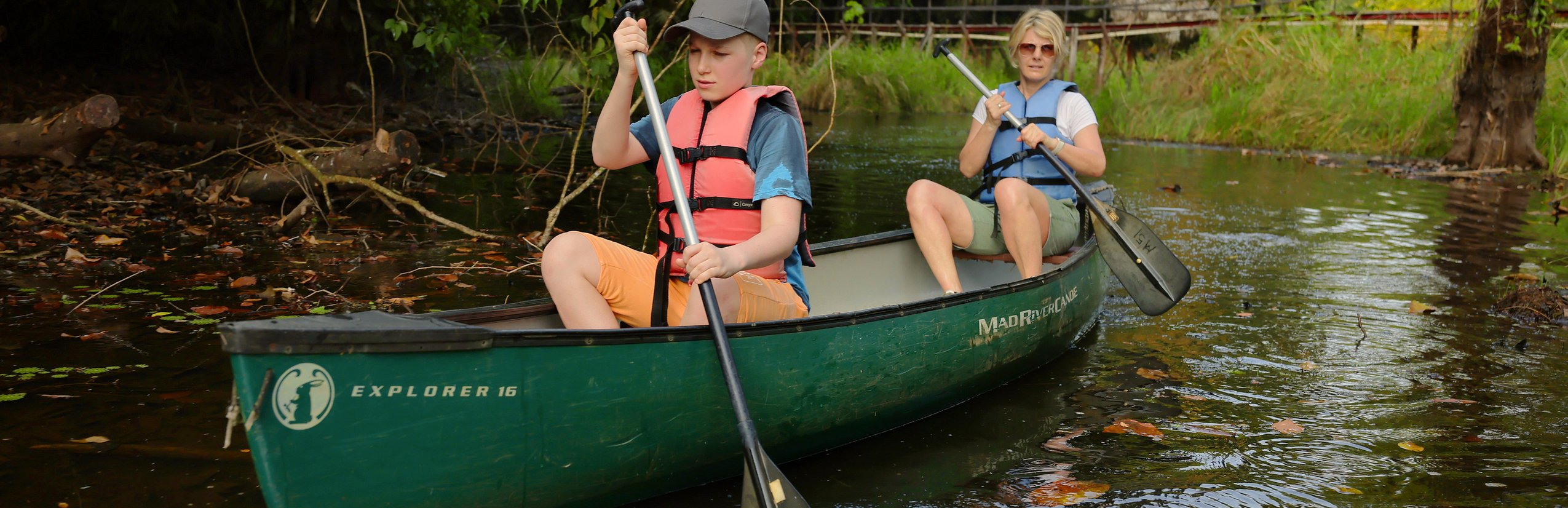Nachhaltig reisen mit Kindern - Familie auf Kanutour in Costa Rica