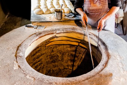 Georgien Familienreise - Georgien individuell - Traditionelles Brotbacken