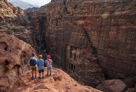 Jordanien mit Kindern - Jordanien Urlaub mit Kindern - Kinder in Felsenstadt Petra