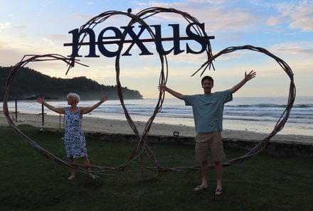 Familienreise Malaysia - Malaysia & Borneo Family & Teens - Strandresort - Familie bei Nexus-Schild