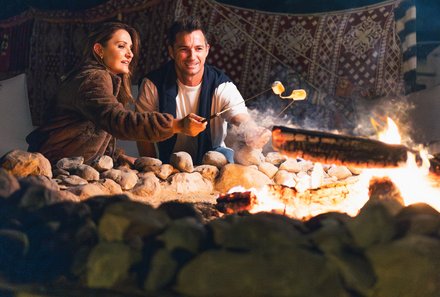 Oman Familienurlaub Wüstencamp - Thousand Nights Camp - Eltern am Lagerfeuer