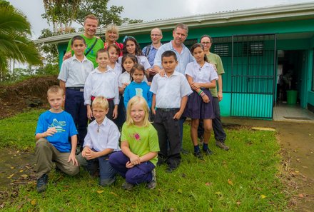 Costa Rica mit Kindern - Regenwaldprojekt: La Tigra Rainforest Lodge - Schulkinder mit Reisegruppe