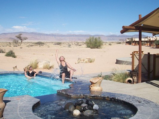 Namibia Familienreise - Pool im Desert Camp