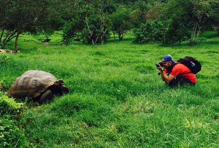 Galapagos Familienreise - Galapagos for family individuell - Mann fotografiert Schildkröte