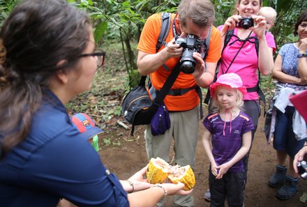 Familienurlaub Costa Rica - Costa Rica for family - La Tirimba Frau zeigt Kakaobohne