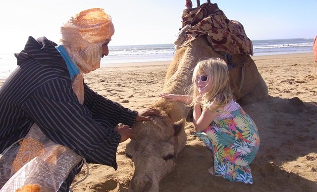 Marokko mit Kindern - Mädchen mit Kamel in der Wüste