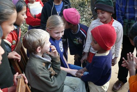 Nepal Familienreise - Nepal mit Kindern - Deutsche Kinder treffen auf einheimische Kinder