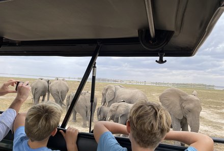Kenia Familienreise - Kenia for family - Familie auf Pirschfahrt im Tsavo Ost Nationalpark