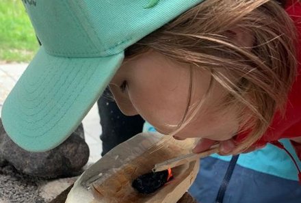 Schweden for family - Schweden Sommer - Kind am schnitzen