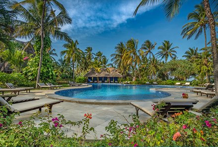 Serengeti mit Kindern individuell - Tansania for family deluxe - Sansibar Strandverlängerung - Breezes Beach Club & Spa - Pool in tropischer Umgebung