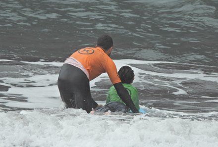 Madeira mit Kindern - Madeira for family - Surflehrer hilft Kind bei Wellen