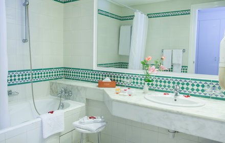 Tunesien for family - Sidi Bou Said - El Mouradi Gammarth Hotel - Badezimmer