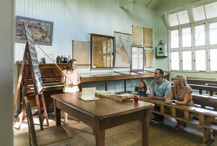  Australien for family - Australien Familienreise - Historic Village Herberton - Familie in Klassenzimmer
